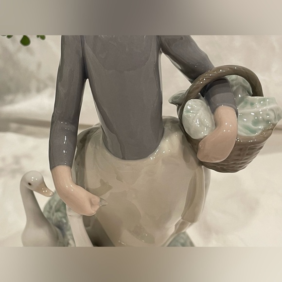 Lladró “Pacing the Ducks” Porcelain Retired Figurine. No Box. - Picture 8 of 12